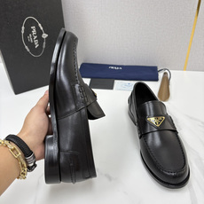 💋💍P家新品 Prad* 普拉-达 新款Saffiano系列男士乐福鞋皮鞋 以开边珠雾面皮、小牛皮、反毛皮为鞋面 💋💍P家新品 Prad* 普拉-达 新款Saffiano系列男士乐福鞋皮鞋 以开边珠雾面皮、小牛皮、反毛皮为鞋面