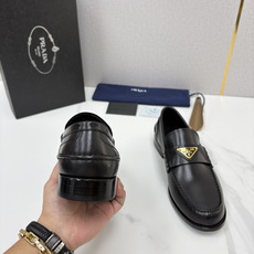 💋💍P家新品 Prad* 普拉-达 新款Saffiano系列男士乐福鞋皮鞋 以开边珠雾面皮、小牛皮、反毛皮为鞋面 💋💍P家新品 Prad* 普拉-达 新款Saffiano系列男士乐福鞋皮鞋 以开边珠雾面皮、小牛皮、反毛皮为鞋面