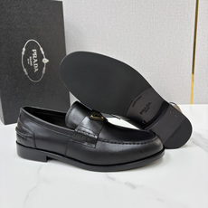 💋💍P家新品 Prad* 普拉-达 新款Saffiano系列男士乐福鞋皮鞋 以开边珠雾面皮、小牛皮、反毛皮为鞋面 💋💍P家新品 Prad* 普拉-达 新款Saffiano系列男士乐福鞋皮鞋 以开边珠雾面皮、小牛皮、反毛皮为鞋面