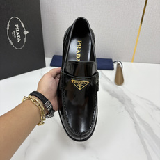 💋💍P家新品 Prad* 普拉-达 新款Saffiano系列男士乐福鞋皮鞋 以开边珠雾面皮、小牛皮、反毛皮为鞋面 💋💍P家新品 Prad* 普拉-达 新款Saffiano系列男士乐福鞋皮鞋 以开边珠雾面皮、小牛皮、反毛皮为鞋面