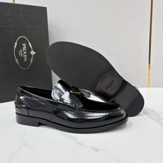 💋💍P家新品 Prad* 普拉-达 新款Saffiano系列男士乐福鞋皮鞋 以开边珠雾面皮、小牛皮、反毛皮为鞋面 💋💍P家新品 Prad* 普拉-达 新款Saffiano系列男士乐福鞋皮鞋 以开边珠雾面皮、小牛皮、反毛皮为鞋面