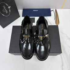 💋💍P家新品 Prad* 普拉-达 新款Saffiano系列男士乐福鞋皮鞋 以开边珠雾面皮、小牛皮、反毛皮为鞋面 💋💍P家新品 Prad* 普拉-达 新款Saffiano系列男士乐福鞋皮鞋 以开边珠雾面皮、小牛皮、反毛皮为鞋面
