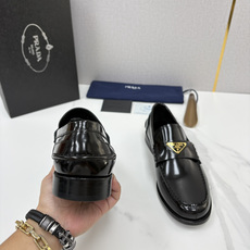 💋💍P家新品 Prad* 普拉-达 新款Saffiano系列男士乐福鞋皮鞋 以开边珠雾面皮、小牛皮、反毛皮为鞋面 💋💍P家新品 Prad* 普拉-达 新款Saffiano系列男士乐福鞋皮鞋 以开边珠雾面皮、小牛皮、反毛皮为鞋面