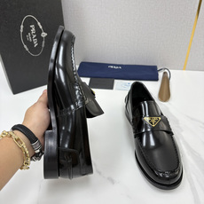💋💍P家新品 Prad* 普拉-达 新款Saffiano系列男士乐福鞋皮鞋 以开边珠雾面皮、小牛皮、反毛皮为鞋面 💋💍P家新品 Prad* 普拉-达 新款Saffiano系列男士乐福鞋皮鞋 以开边珠雾面皮、小牛皮、反毛皮为鞋面
