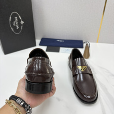 💋💍P家新品 Prad* 普拉-达 新款Saffiano系列男士乐福鞋皮鞋 以开边珠雾面皮、小牛皮、反毛皮为鞋面 💋💍P家新品 Prad* 普拉-达 新款Saffiano系列男士乐福鞋皮鞋 以开边珠雾面皮、小牛皮、反毛皮为鞋面