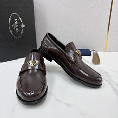 💋💍P家新品 Prad* 普拉-达 新款Saffiano系列男士乐福鞋皮鞋 以开边珠雾面皮、小牛皮、反毛皮为鞋面 💋💍P家新品 Prad* 普拉-达 新款Saffiano系列男士乐福鞋皮鞋 以开边珠雾面皮、小牛皮、反毛皮为鞋面