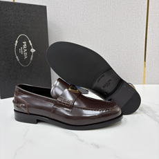 💋💍P家新品 Prad* 普拉-达 新款Saffiano系列男士乐福鞋皮鞋 以开边珠雾面皮、小牛皮、反毛皮为鞋面 💋💍P家新品 Prad* 普拉-达 新款Saffiano系列男士乐福鞋皮鞋 以开边珠雾面皮、小牛皮、反毛皮为鞋面