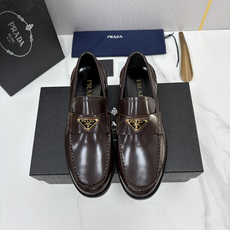 💋💍P家新品 Prad* 普拉-达 新款Saffiano系列男士乐福鞋皮鞋 以开边珠雾面皮、小牛皮、反毛皮为鞋面 💋💍P家新品 Prad* 普拉-达 新款Saffiano系列男士乐福鞋皮鞋 以开边珠雾面皮、小牛皮、反毛皮为鞋面