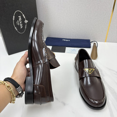 💋💍P家新品 Prad* 普拉-达 新款Saffiano系列男士乐福鞋皮鞋 以开边珠雾面皮、小牛皮、反毛皮为鞋面 💋💍P家新品 Prad* 普拉-达 新款Saffiano系列男士乐福鞋皮鞋 以开边珠雾面皮、小牛皮、反毛皮为鞋面