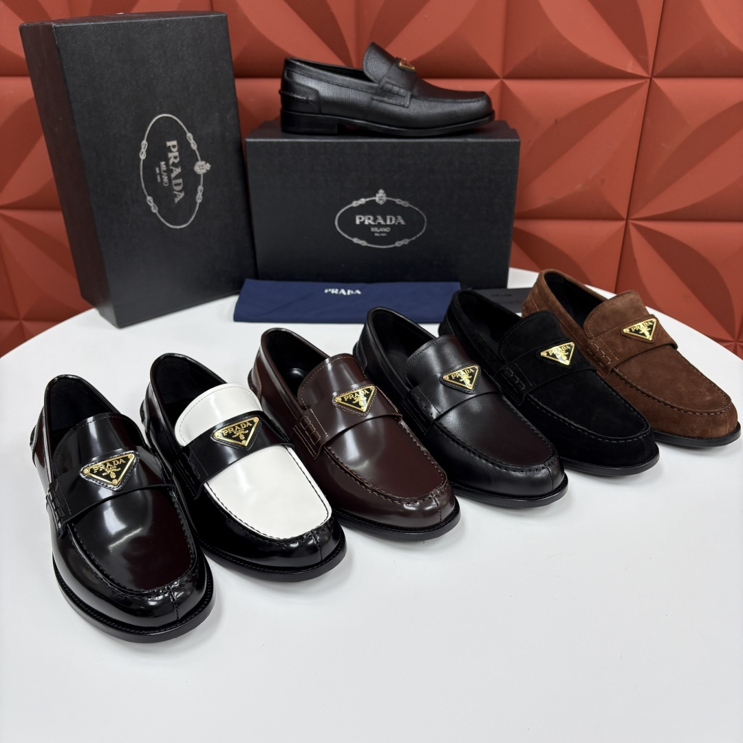 💋💍P家新品 Prad* 普拉-达 新款Saffiano系列男士乐福鞋皮鞋 以开边珠雾面皮、小牛皮、反毛皮为鞋面 💋💍P家新品 Prad* 普拉-达 新款Saffiano系列男士乐福鞋皮鞋 以开边珠雾面皮、小牛皮、反毛皮为鞋面