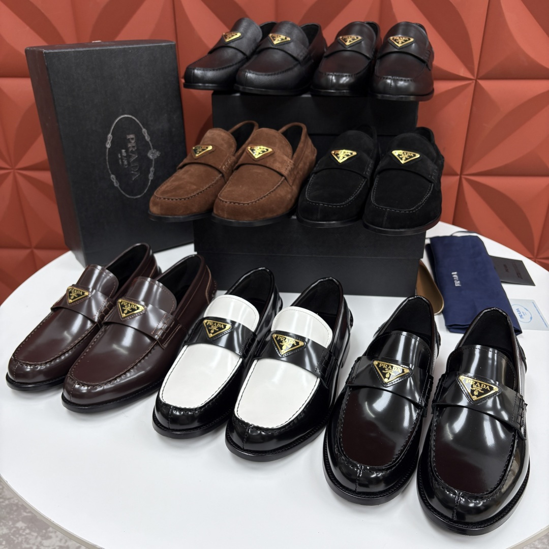 💋💍P家新品 Prad* 普拉-达 新款Saffiano系列男士乐福鞋皮鞋 以开边珠雾面皮、小牛皮、反毛皮为鞋面 💋💍P家新品 Prad* 普拉-达 新款Saffiano系列男士乐福鞋皮鞋 以开边珠雾面皮、小牛皮、反毛皮为鞋面