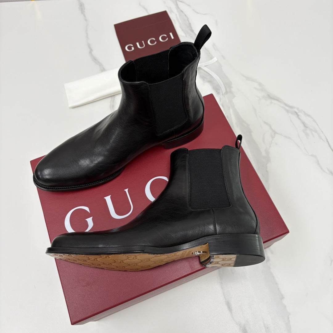 💋💍G家新品 Gucc* 古-驰 男士新款皮革弹力套穿皮靴 这款全新的切尔西踝靴 采用进口牛皮/反毛皮 💋💍G家新品 Gucc* 古-驰 男士新款皮革弹力套穿皮靴 这款全新的切尔西踝靴 采用进口牛皮/反毛皮
