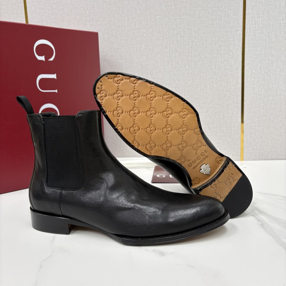 💋💍G家新品 Gucc* 古-驰 男士新款皮革弹力套穿皮靴 这款全新的切尔西踝靴 采用进口牛皮/反毛皮 💋💍G家新品 Gucc* 古-驰 男士新款皮革弹力套穿皮靴 这款全新的切尔西踝靴 采用进口牛皮/反毛皮