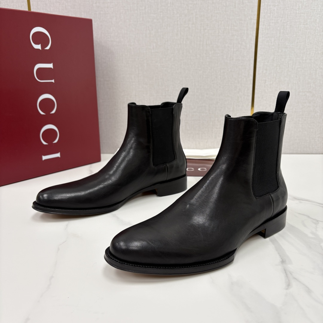 💋💍G家新品 Gucc* 古-驰 男士新款皮革弹力套穿皮靴 这款全新的切尔西踝靴 采用进口牛皮/反毛皮 💋💍G家新品 Gucc* 古-驰 男士新款皮革弹力套穿皮靴 这款全新的切尔西踝靴 采用进口牛皮/反毛皮