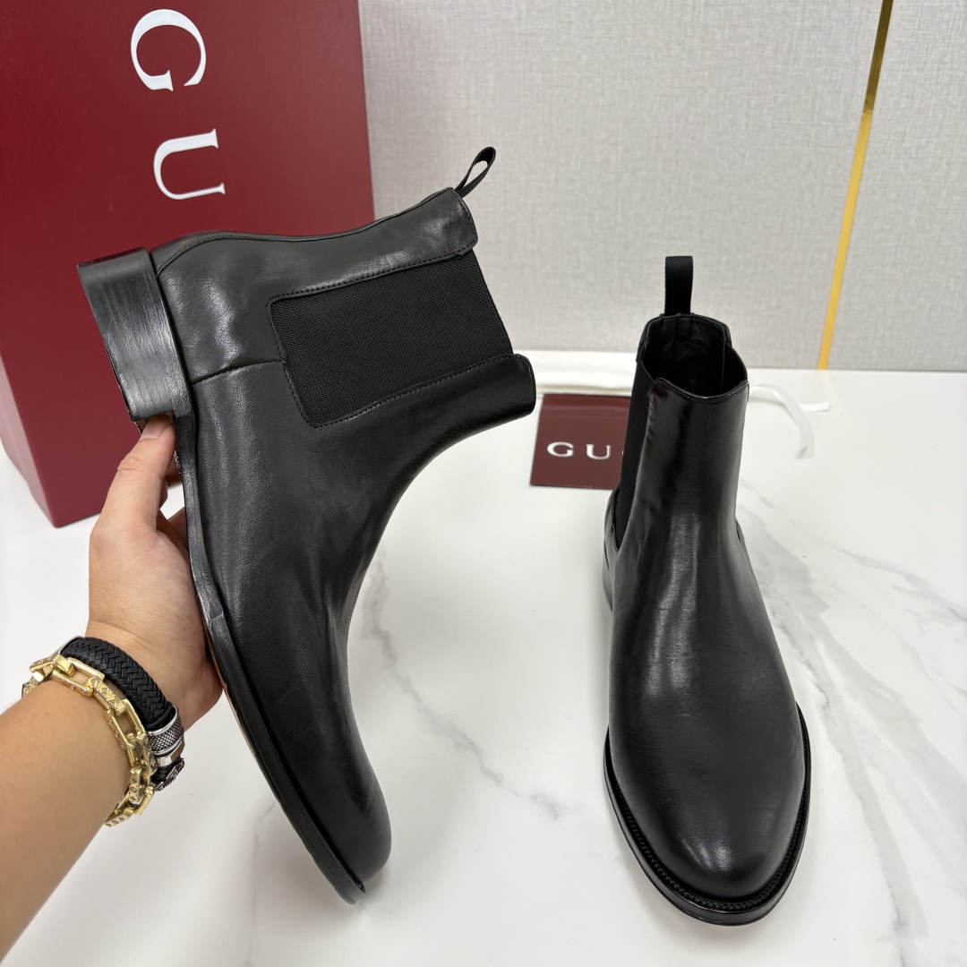 💋💍G家新品 Gucc* 古-驰 男士新款皮革弹力套穿皮靴 这款全新的切尔西踝靴 采用进口牛皮/反毛皮 💋💍G家新品 Gucc* 古-驰 男士新款皮革弹力套穿皮靴 这款全新的切尔西踝靴 采用进口牛皮/反毛皮