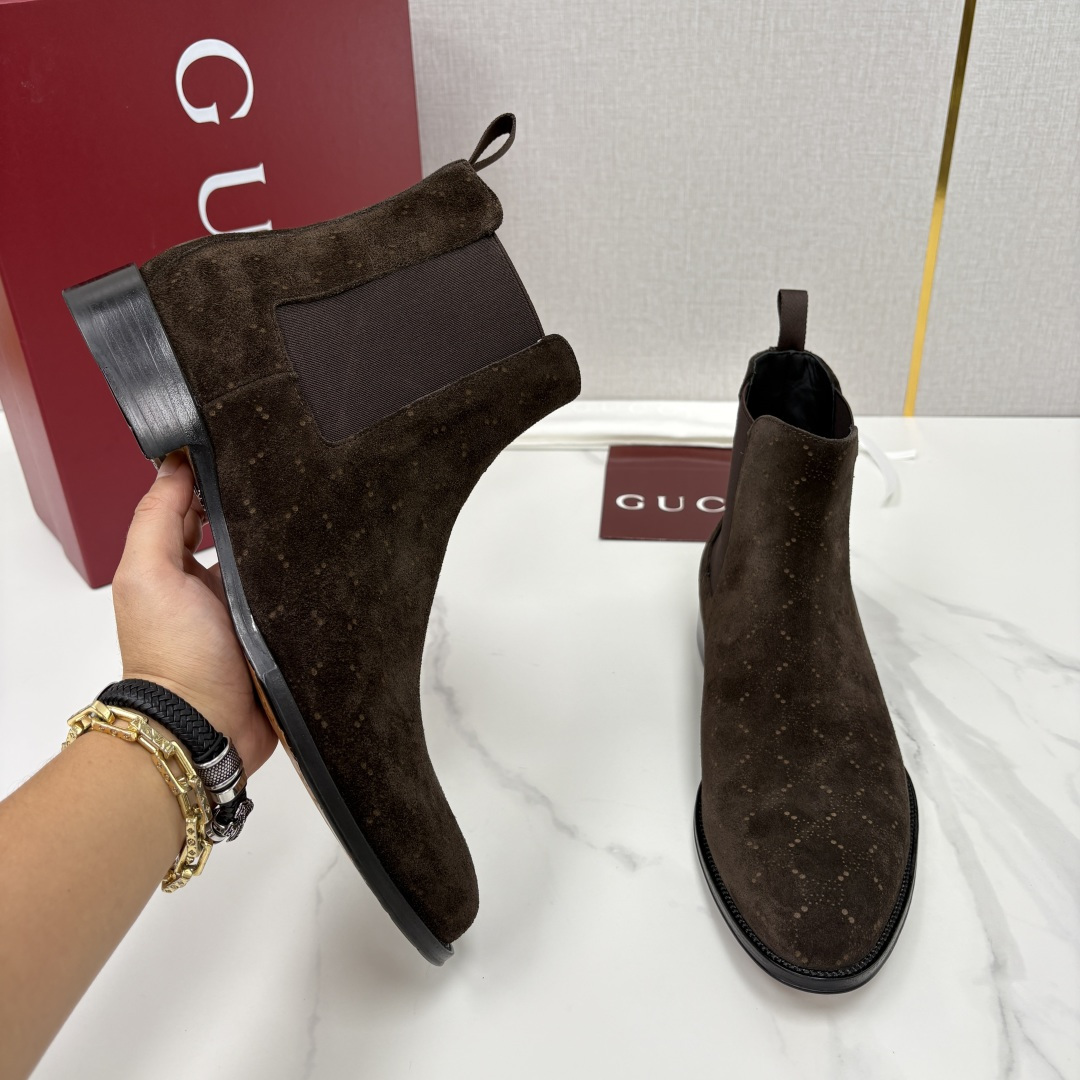💋💍G家新品 Gucc* 古-驰 男士新款皮革弹力套穿皮靴 这款全新的切尔西踝靴 采用进口牛皮/反毛皮 💋💍G家新品 Gucc* 古-驰 男士新款皮革弹力套穿皮靴 这款全新的切尔西踝靴 采用进口牛皮/反毛皮