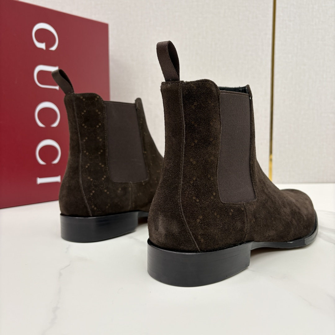 💋💍G家新品 Gucc* 古-驰 男士新款皮革弹力套穿皮靴 这款全新的切尔西踝靴 采用进口牛皮/反毛皮 💋💍G家新品 Gucc* 古-驰 男士新款皮革弹力套穿皮靴 这款全新的切尔西踝靴 采用进口牛皮/反毛皮