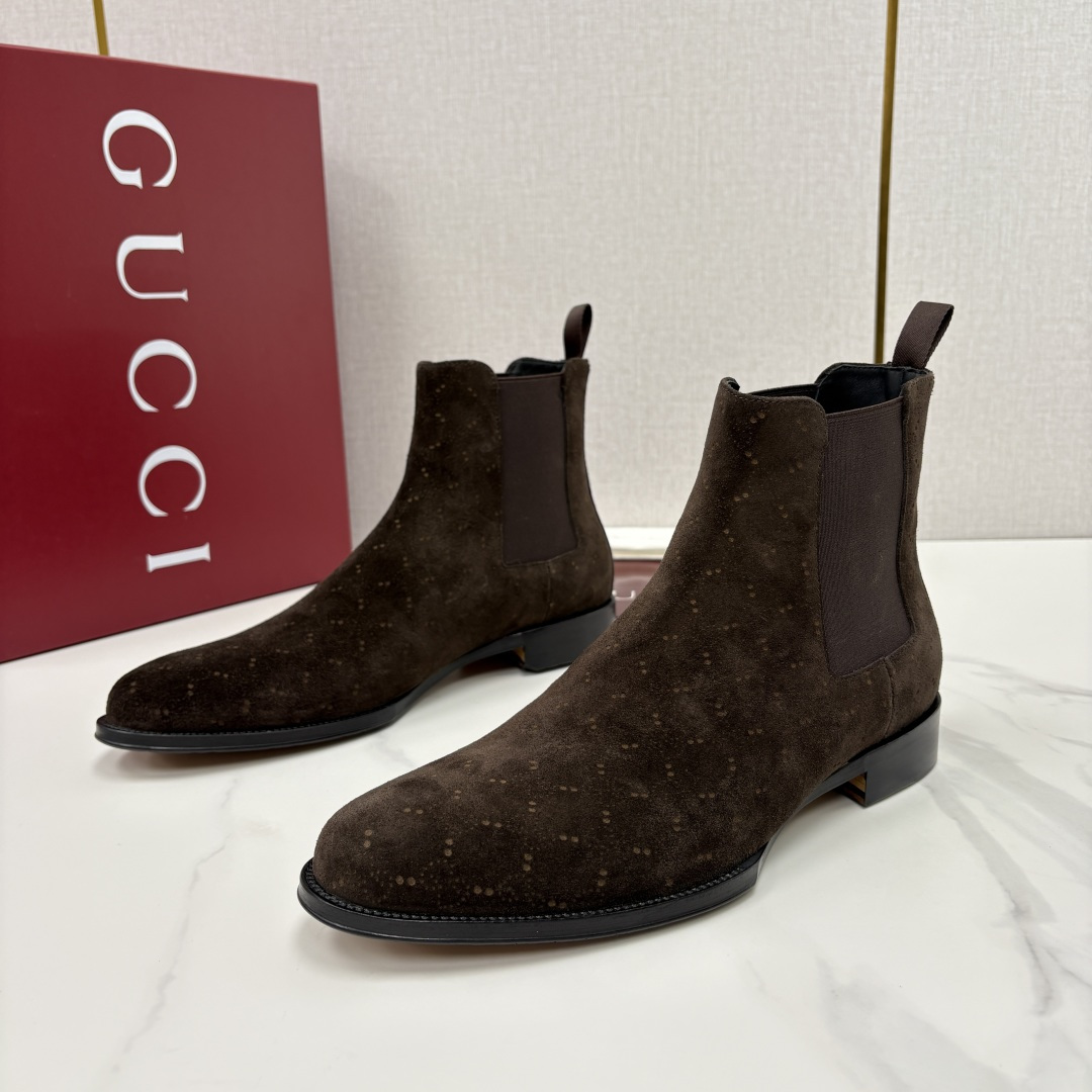 💋💍G家新品 Gucc* 古-驰 男士新款皮革弹力套穿皮靴 这款全新的切尔西踝靴 采用进口牛皮/反毛皮 💋💍G家新品 Gucc* 古-驰 男士新款皮革弹力套穿皮靴 这款全新的切尔西踝靴 采用进口牛皮/反毛皮