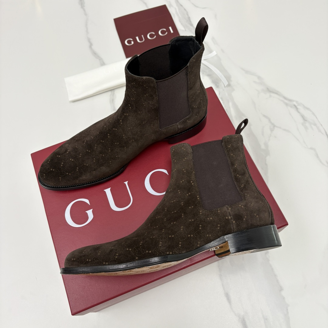 💋💍G家新品 Gucc* 古-驰 男士新款皮革弹力套穿皮靴 这款全新的切尔西踝靴 采用进口牛皮/反毛皮 💋💍G家新品 Gucc* 古-驰 男士新款皮革弹力套穿皮靴 这款全新的切尔西踝靴 采用进口牛皮/反毛皮