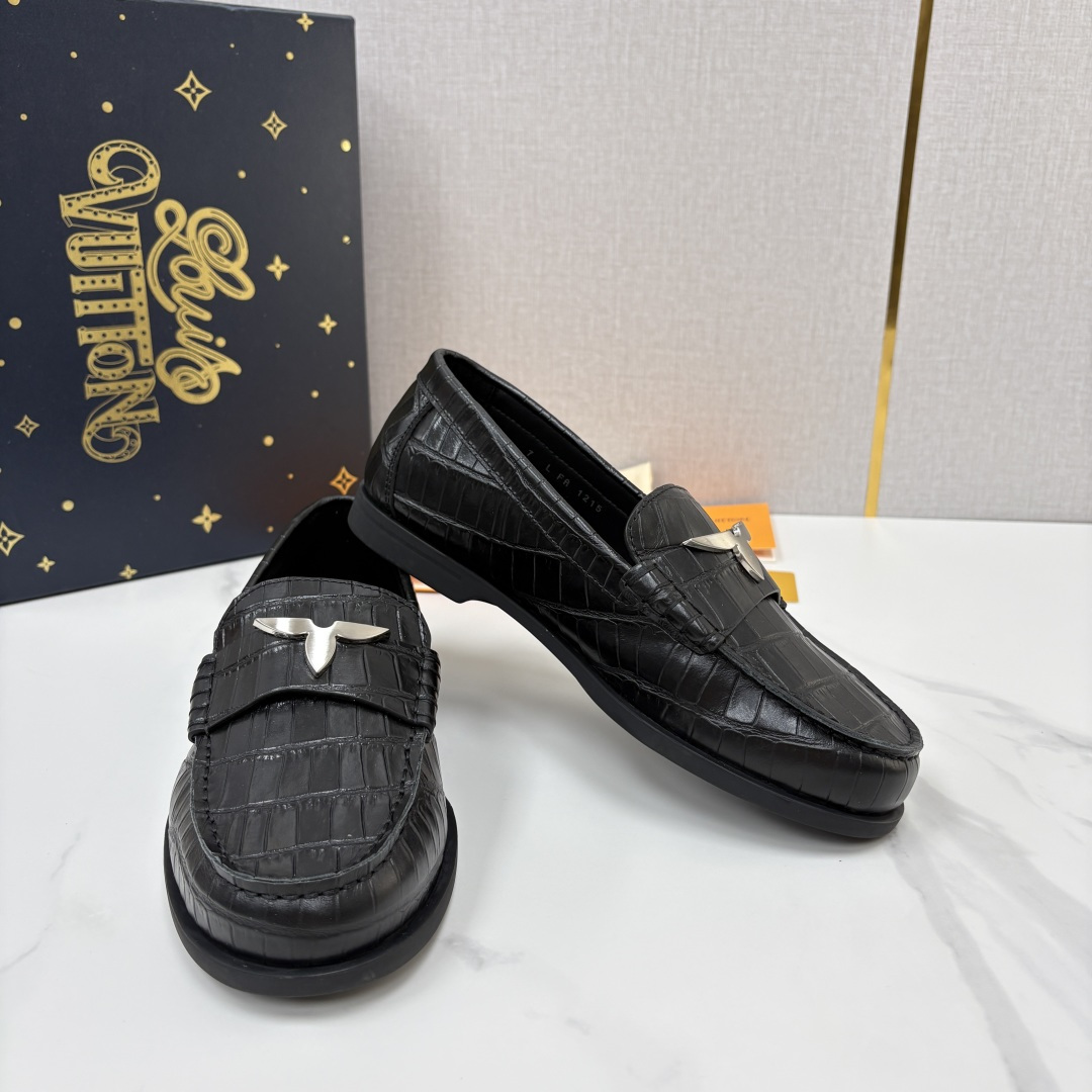 💋💍L 家新品 LOU*S VUITTO* 新品男士休闲乐福鞋 甄选进口开边珠牛皮压鳄鱼纹牛皮制成 。 鞋身 💋💍L 家新品 LOU*S VUITTO* 新品男士休闲乐福鞋 甄选进口开边珠牛皮压鳄鱼纹牛皮制成 。 鞋身