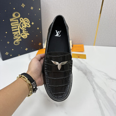 💋💍L 家新品 LOU*S VUITTO* 新品男士休闲乐福鞋 甄选进口开边珠牛皮压鳄鱼纹牛皮制成 。 鞋身 💋💍L 家新品 LOU*S VUITTO* 新品男士休闲乐福鞋 甄选进口开边珠牛皮压鳄鱼纹牛皮制成 。 鞋身