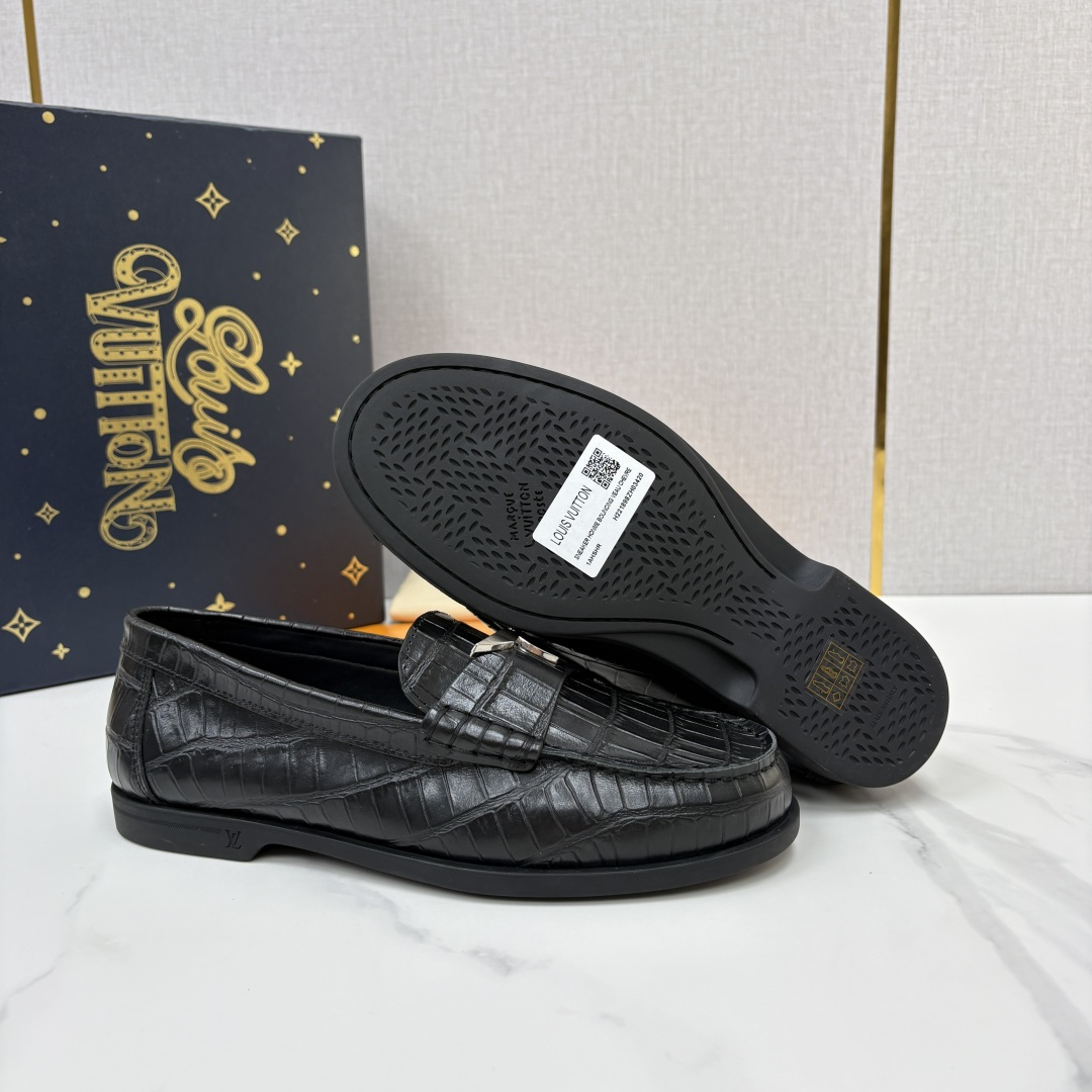💋💍L 家新品 LOU*S VUITTO* 新品男士休闲乐福鞋 甄选进口开边珠牛皮压鳄鱼纹牛皮制成 。 鞋身 💋💍L 家新品 LOU*S VUITTO* 新品男士休闲乐福鞋 甄选进口开边珠牛皮压鳄鱼纹牛皮制成 。 鞋身