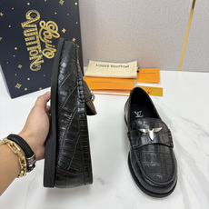 💋💍L 家新品 LOU*S VUITTO* 新品男士休闲乐福鞋 甄选进口开边珠牛皮压鳄鱼纹牛皮制成 。 鞋身 💋💍L 家新品 LOU*S VUITTO* 新品男士休闲乐福鞋 甄选进口开边珠牛皮压鳄鱼纹牛皮制成 。 鞋身
