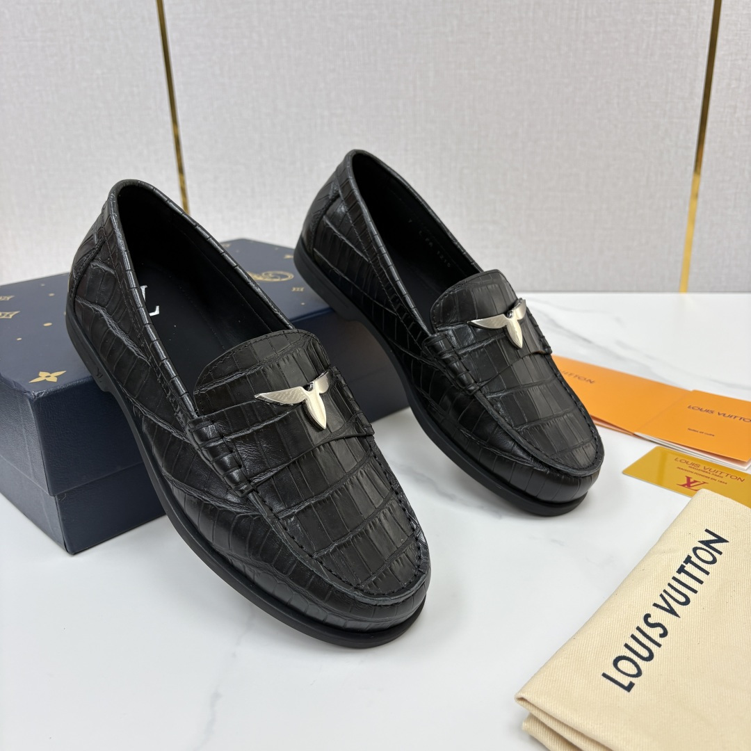💋💍L 家新品 LOU*S VUITTO* 新品男士休闲乐福鞋 甄选进口开边珠牛皮压鳄鱼纹牛皮制成 。 鞋身 💋💍L 家新品 LOU*S VUITTO* 新品男士休闲乐福鞋 甄选进口开边珠牛皮压鳄鱼纹牛皮制成 。 鞋身