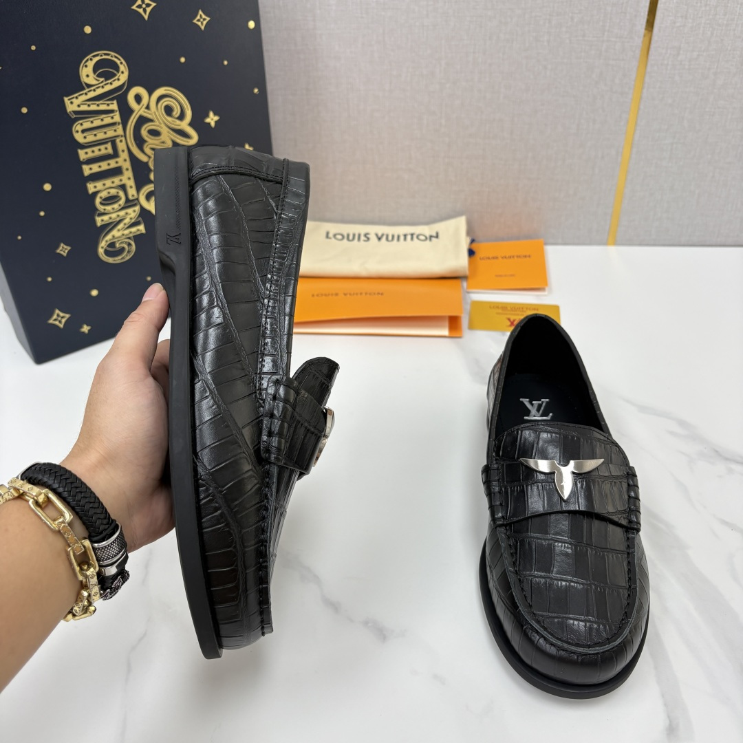 💋💍L 家新品 LOU*S VUITTO* 新品男士休闲乐福鞋 甄选进口开边珠牛皮压鳄鱼纹牛皮制成 。 鞋身 💋💍L 家新品 LOU*S VUITTO* 新品男士休闲乐福鞋 甄选进口开边珠牛皮压鳄鱼纹牛皮制成 。 鞋身