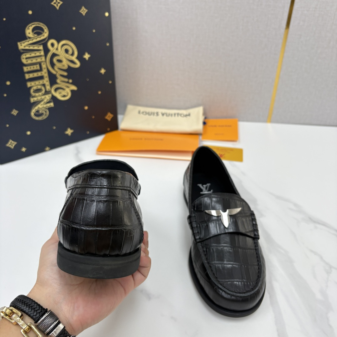 💋💍L 家新品 LOU*S VUITTO* 新品男士休闲乐福鞋 甄选进口开边珠牛皮压鳄鱼纹牛皮制成 。 鞋身 💋💍L 家新品 LOU*S VUITTO* 新品男士休闲乐福鞋 甄选进口开边珠牛皮压鳄鱼纹牛皮制成 。 鞋身