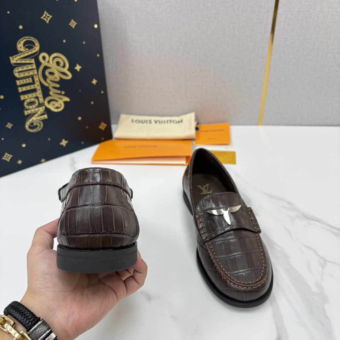 💋💍L 家新品 LOU*S VUITTO* 新品男士休闲乐福鞋 甄选进口开边珠牛皮压鳄鱼纹牛皮制成 。 鞋身 💋💍L 家新品 LOU*S VUITTO* 新品男士休闲乐福鞋 甄选进口开边珠牛皮压鳄鱼纹牛皮制成 。 鞋身