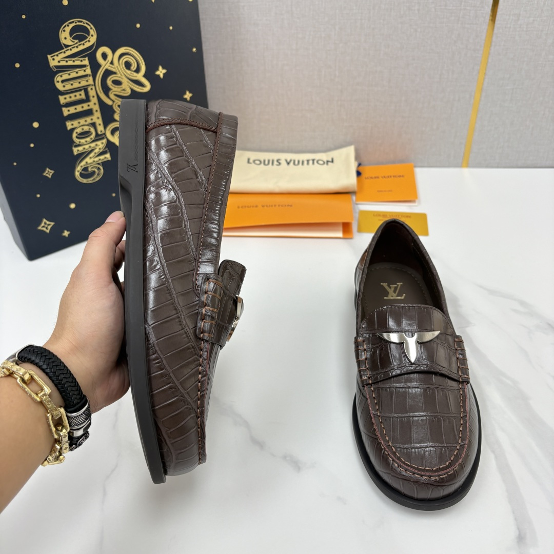 💋💍L 家新品 LOU*S VUITTO* 新品男士休闲乐福鞋 甄选进口开边珠牛皮压鳄鱼纹牛皮制成 。 鞋身 💋💍L 家新品 LOU*S VUITTO* 新品男士休闲乐福鞋 甄选进口开边珠牛皮压鳄鱼纹牛皮制成 。 鞋身