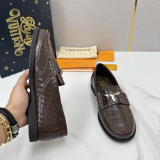 💋💍L 家新品 LOU*S VUITTO* 新品男士休闲乐福鞋 甄选进口开边珠牛皮压鳄鱼纹牛皮制成 。 鞋身 💋💍L 家新品 LOU*S VUITTO* 新品男士休闲乐福鞋 甄选进口开边珠牛皮压鳄鱼纹牛皮制成 。 鞋身