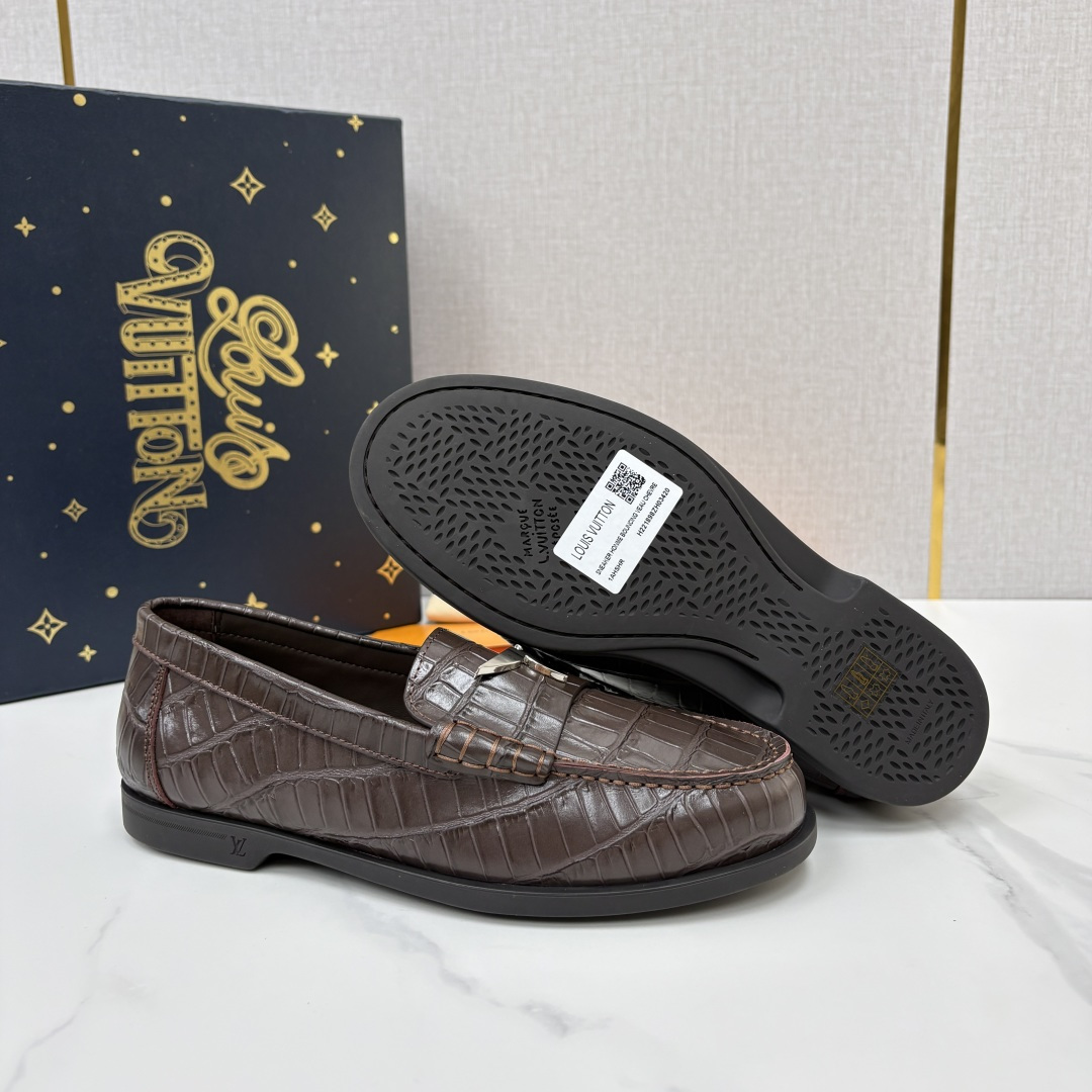 💋💍L 家新品 LOU*S VUITTO* 新品男士休闲乐福鞋 甄选进口开边珠牛皮压鳄鱼纹牛皮制成 。 鞋身 💋💍L 家新品 LOU*S VUITTO* 新品男士休闲乐福鞋 甄选进口开边珠牛皮压鳄鱼纹牛皮制成 。 鞋身