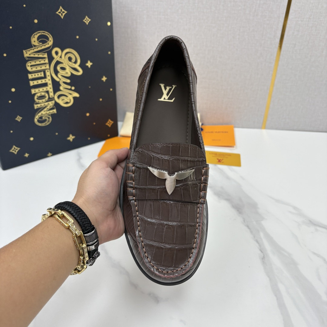 💋💍L 家新品 LOU*S VUITTO* 新品男士休闲乐福鞋 甄选进口开边珠牛皮压鳄鱼纹牛皮制成 。 鞋身 💋💍L 家新品 LOU*S VUITTO* 新品男士休闲乐福鞋 甄选进口开边珠牛皮压鳄鱼纹牛皮制成 。 鞋身
