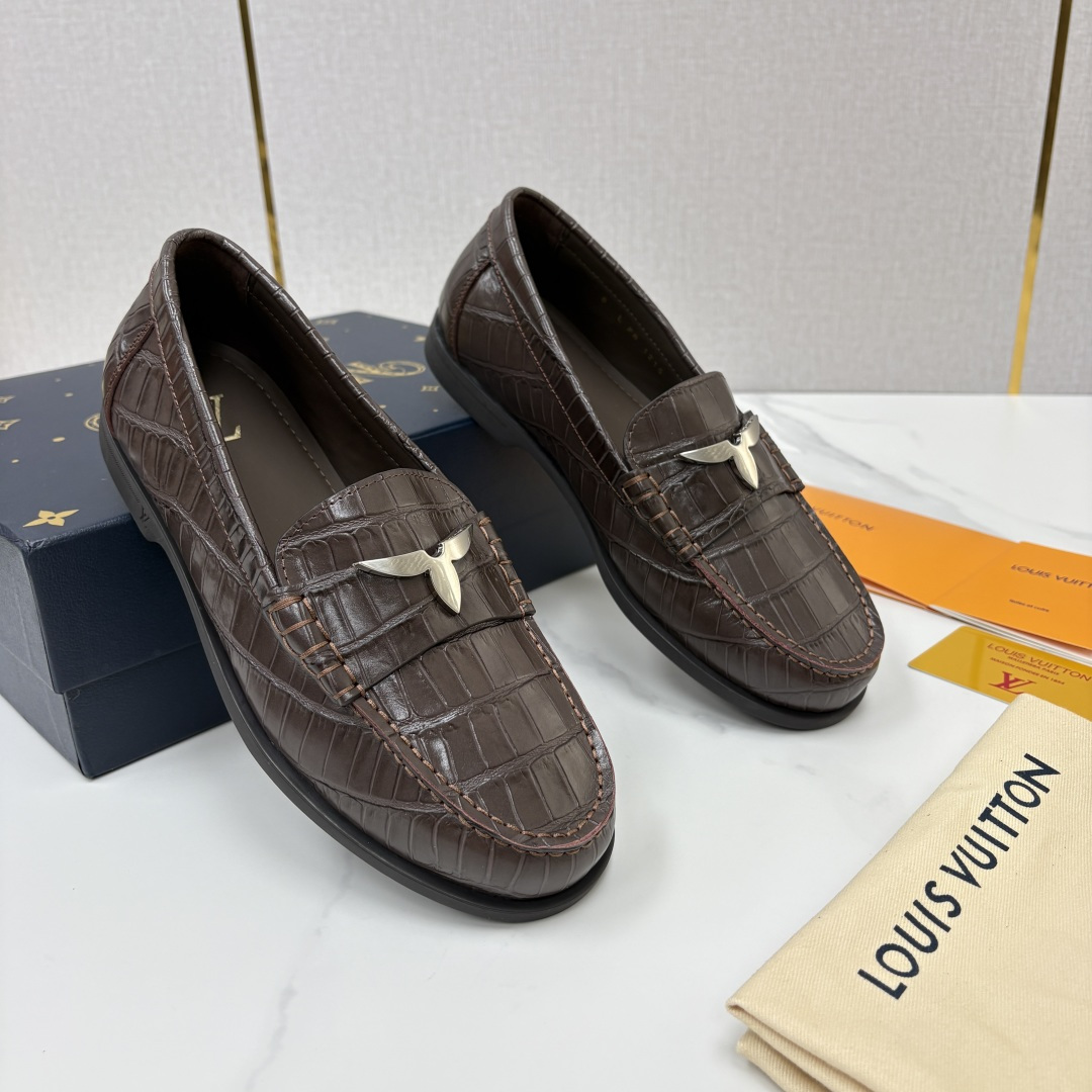 💋💍L 家新品 LOU*S VUITTO* 新品男士休闲乐福鞋 甄选进口开边珠牛皮压鳄鱼纹牛皮制成 。 鞋身 💋💍L 家新品 LOU*S VUITTO* 新品男士休闲乐福鞋 甄选进口开边珠牛皮压鳄鱼纹牛皮制成 。 鞋身
