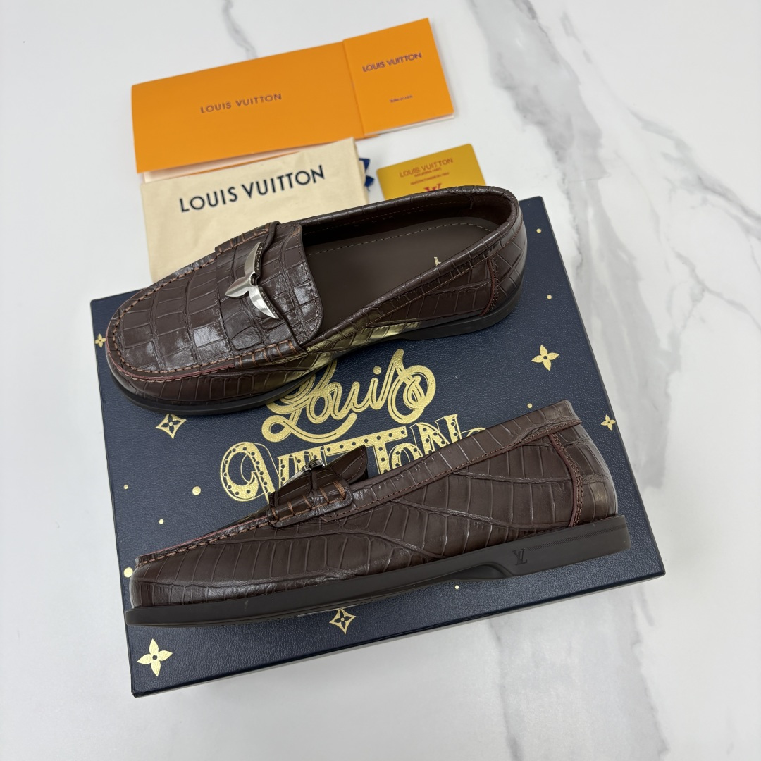 💋💍L 家新品 LOU*S VUITTO* 新品男士休闲乐福鞋 甄选进口开边珠牛皮压鳄鱼纹牛皮制成 。 鞋身 💋💍L 家新品 LOU*S VUITTO* 新品男士休闲乐福鞋 甄选进口开边珠牛皮压鳄鱼纹牛皮制成 。 鞋身