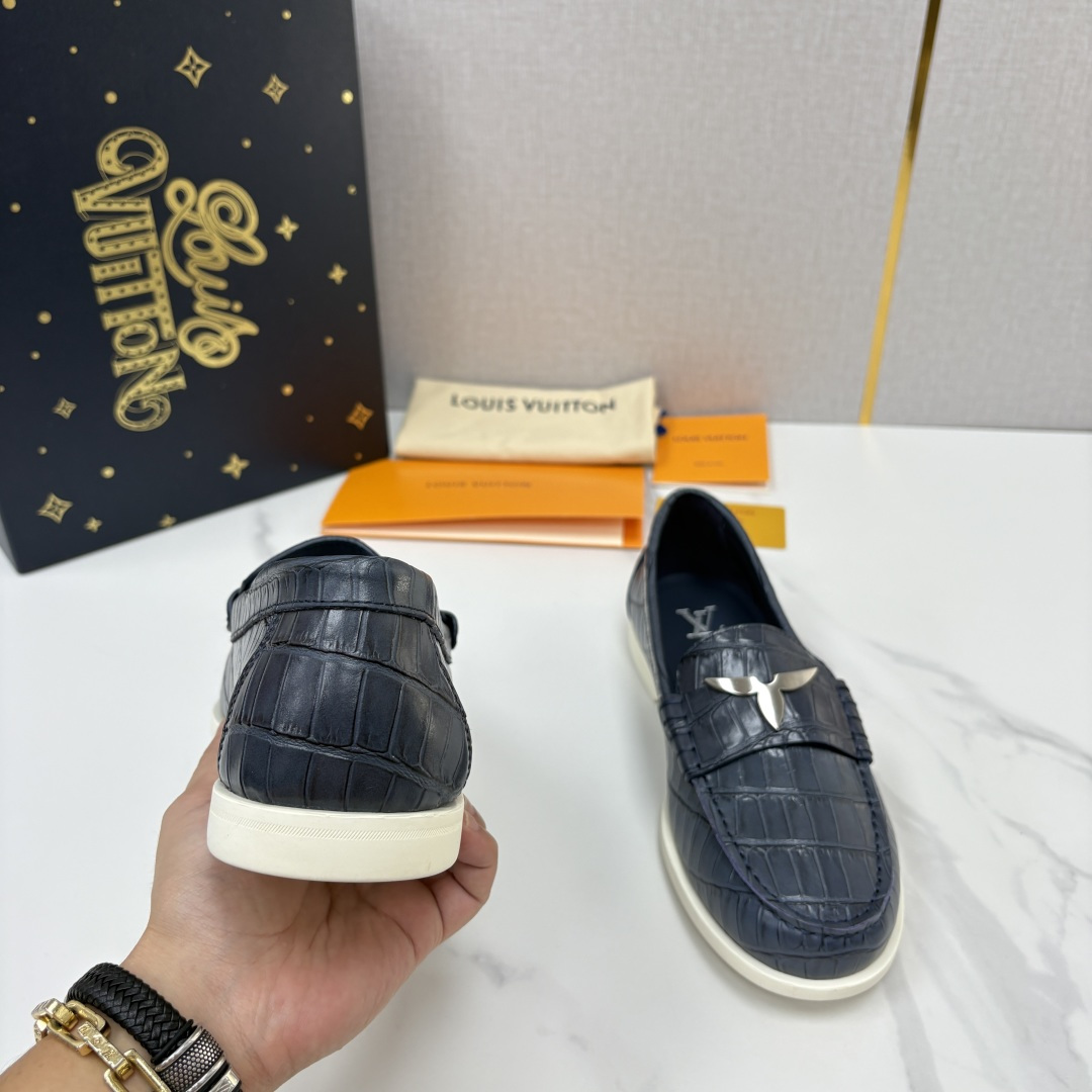💋💍L 家新品 LOU*S VUITTO* 新品男士休闲乐福鞋 甄选进口开边珠牛皮压鳄鱼纹牛皮制成 。 鞋身 💋💍L 家新品 LOU*S VUITTO* 新品男士休闲乐福鞋 甄选进口开边珠牛皮压鳄鱼纹牛皮制成 。 鞋身