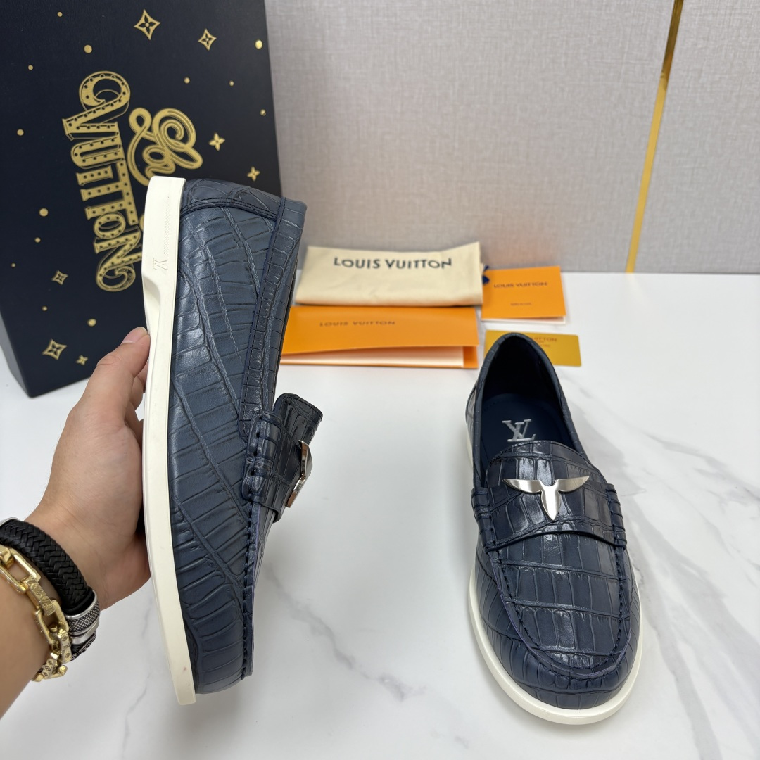 💋💍L 家新品 LOU*S VUITTO* 新品男士休闲乐福鞋 甄选进口开边珠牛皮压鳄鱼纹牛皮制成 。 鞋身 💋💍L 家新品 LOU*S VUITTO* 新品男士休闲乐福鞋 甄选进口开边珠牛皮压鳄鱼纹牛皮制成 。 鞋身