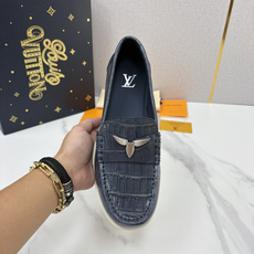 💋💍L 家新品 LOU*S VUITTO* 新品男士休闲乐福鞋 甄选进口开边珠牛皮压鳄鱼纹牛皮制成 。 鞋身 💋💍L 家新品 LOU*S VUITTO* 新品男士休闲乐福鞋 甄选进口开边珠牛皮压鳄鱼纹牛皮制成 。 鞋身