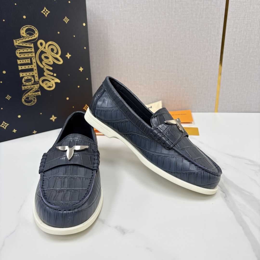 💋💍L 家新品 LOU*S VUITTO* 新品男士休闲乐福鞋 甄选进口开边珠牛皮压鳄鱼纹牛皮制成 。 鞋身 💋💍L 家新品 LOU*S VUITTO* 新品男士休闲乐福鞋 甄选进口开边珠牛皮压鳄鱼纹牛皮制成 。 鞋身