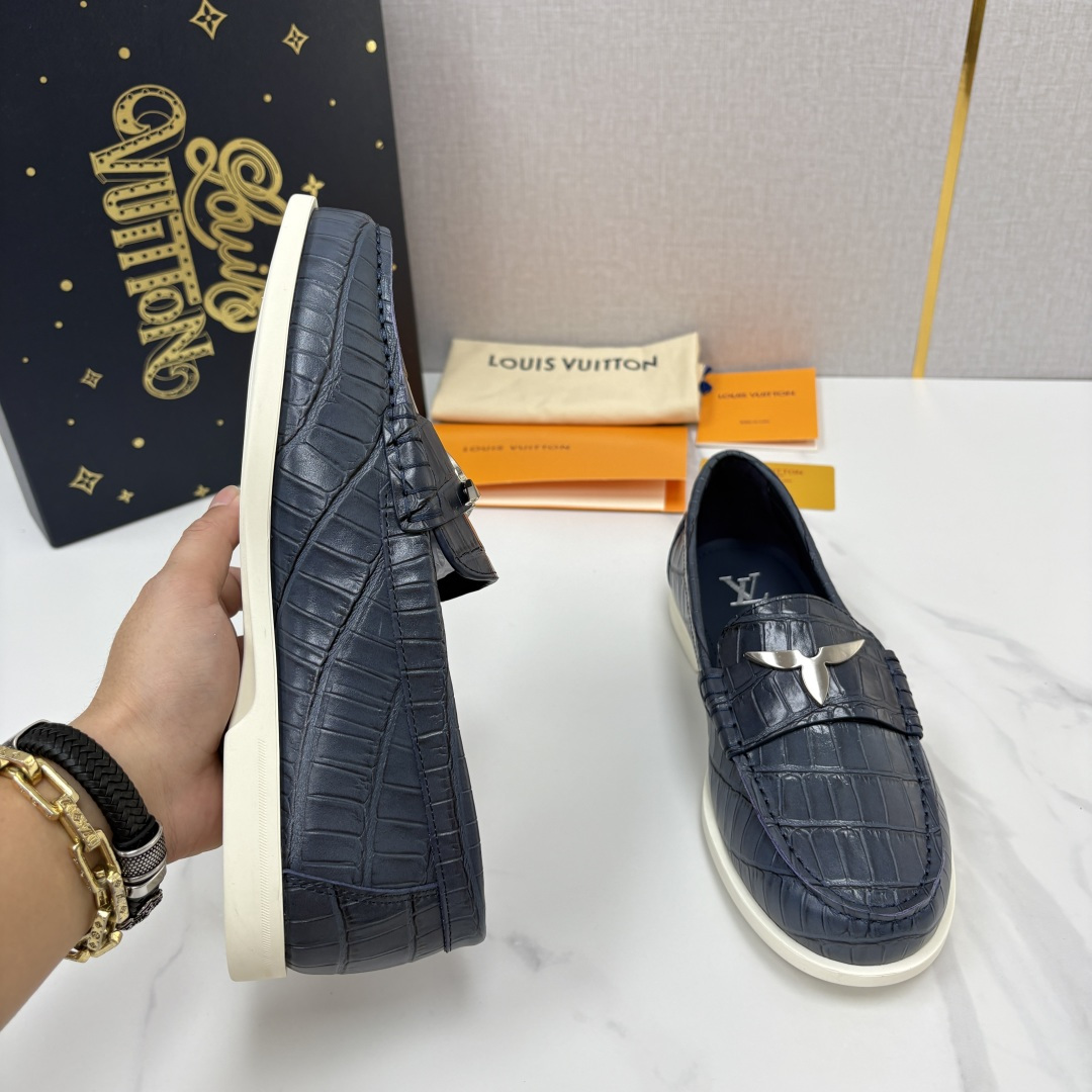 💋💍L 家新品 LOU*S VUITTO* 新品男士休闲乐福鞋 甄选进口开边珠牛皮压鳄鱼纹牛皮制成 。 鞋身 💋💍L 家新品 LOU*S VUITTO* 新品男士休闲乐福鞋 甄选进口开边珠牛皮压鳄鱼纹牛皮制成 。 鞋身