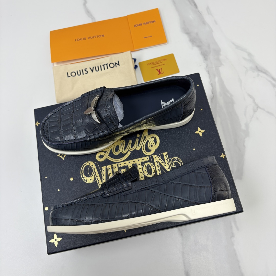 💋💍L 家新品 LOU*S VUITTO* 新品男士休闲乐福鞋 甄选进口开边珠牛皮压鳄鱼纹牛皮制成 。 鞋身 💋💍L 家新品 LOU*S VUITTO* 新品男士休闲乐福鞋 甄选进口开边珠牛皮压鳄鱼纹牛皮制成 。 鞋身