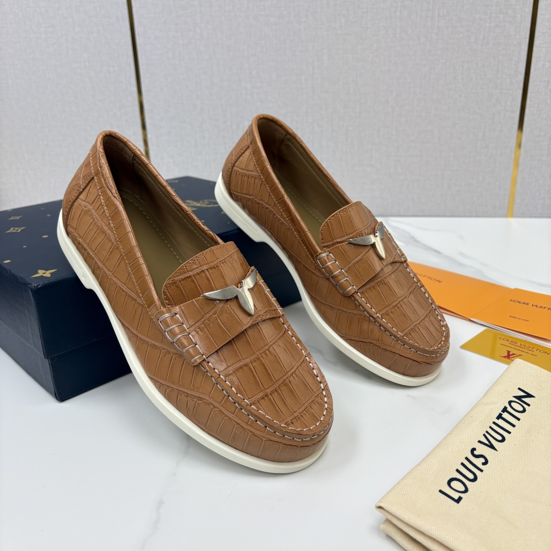 💋💍L 家新品 LOU*S VUITTO* 新品男士休闲乐福鞋 甄选进口开边珠牛皮压鳄鱼纹牛皮制成 。 鞋身 💋💍L 家新品 LOU*S VUITTO* 新品男士休闲乐福鞋 甄选进口开边珠牛皮压鳄鱼纹牛皮制成 。 鞋身