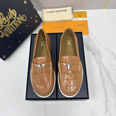 💋💍L 家新品 LOU*S VUITTO* 新品男士休闲乐福鞋 甄选进口开边珠牛皮压鳄鱼纹牛皮制成 。 鞋身 💋💍L 家新品 LOU*S VUITTO* 新品男士休闲乐福鞋 甄选进口开边珠牛皮压鳄鱼纹牛皮制成 。 鞋身