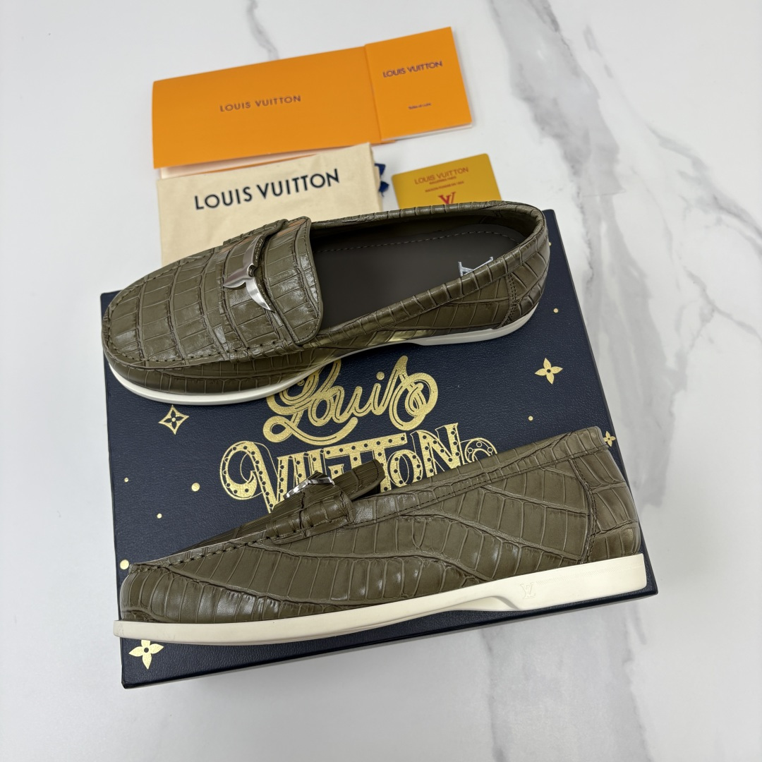 💋💍L 家新品 LOU*S VUITTO* 新品男士休闲乐福鞋 甄选进口开边珠牛皮压鳄鱼纹牛皮制成 。 鞋身 💋💍L 家新品 LOU*S VUITTO* 新品男士休闲乐福鞋 甄选进口开边珠牛皮压鳄鱼纹牛皮制成 。 鞋身