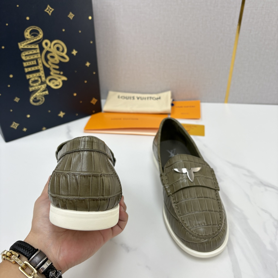 💋💍L 家新品 LOU*S VUITTO* 新品男士休闲乐福鞋 甄选进口开边珠牛皮压鳄鱼纹牛皮制成 。 鞋身 💋💍L 家新品 LOU*S VUITTO* 新品男士休闲乐福鞋 甄选进口开边珠牛皮压鳄鱼纹牛皮制成 。 鞋身