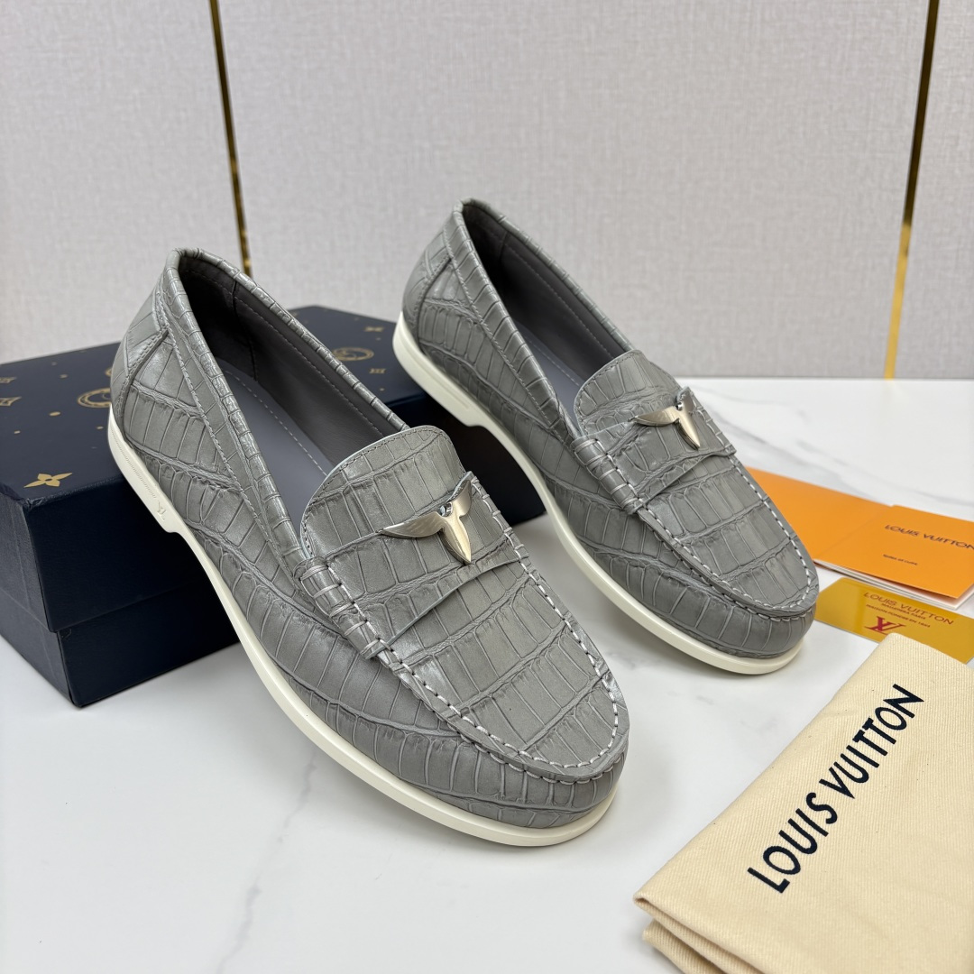 💋💍L 家新品 LOU*S VUITTO* 新品男士休闲乐福鞋 甄选进口开边珠牛皮压鳄鱼纹牛皮制成 。 鞋身 💋💍L 家新品 LOU*S VUITTO* 新品男士休闲乐福鞋 甄选进口开边珠牛皮压鳄鱼纹牛皮制成 。 鞋身