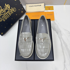 💋💍L 家新品 LOU*S VUITTO* 新品男士休闲乐福鞋 甄选进口开边珠牛皮压鳄鱼纹牛皮制成 。 鞋身 💋💍L 家新品 LOU*S VUITTO* 新品男士休闲乐福鞋 甄选进口开边珠牛皮压鳄鱼纹牛皮制成 。 鞋身