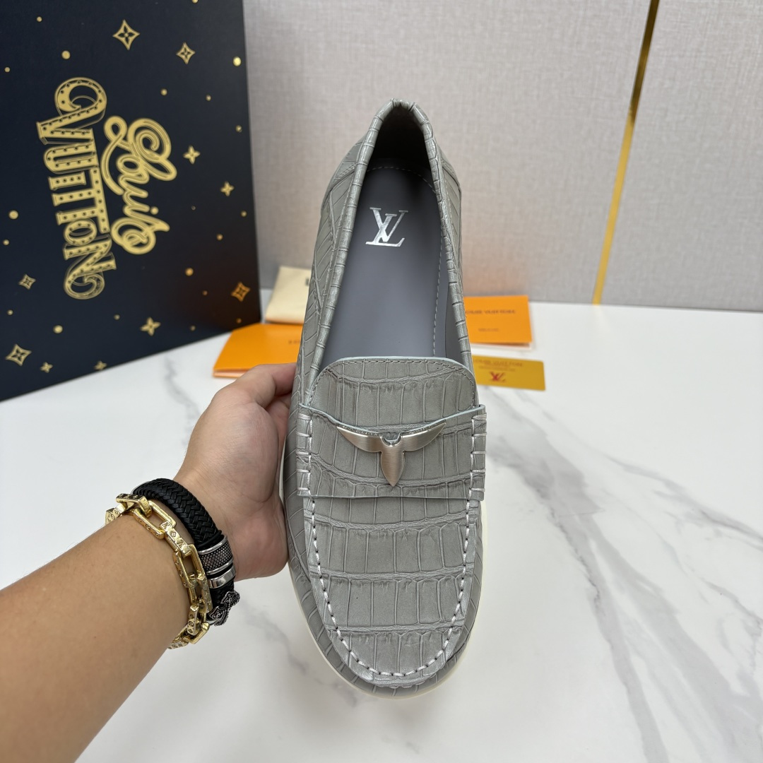 💋💍L 家新品 LOU*S VUITTO* 新品男士休闲乐福鞋 甄选进口开边珠牛皮压鳄鱼纹牛皮制成 。 鞋身 💋💍L 家新品 LOU*S VUITTO* 新品男士休闲乐福鞋 甄选进口开边珠牛皮压鳄鱼纹牛皮制成 。 鞋身